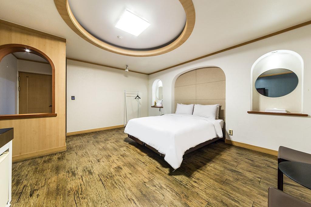 Hotel Tate Suwon Bagian luar foto