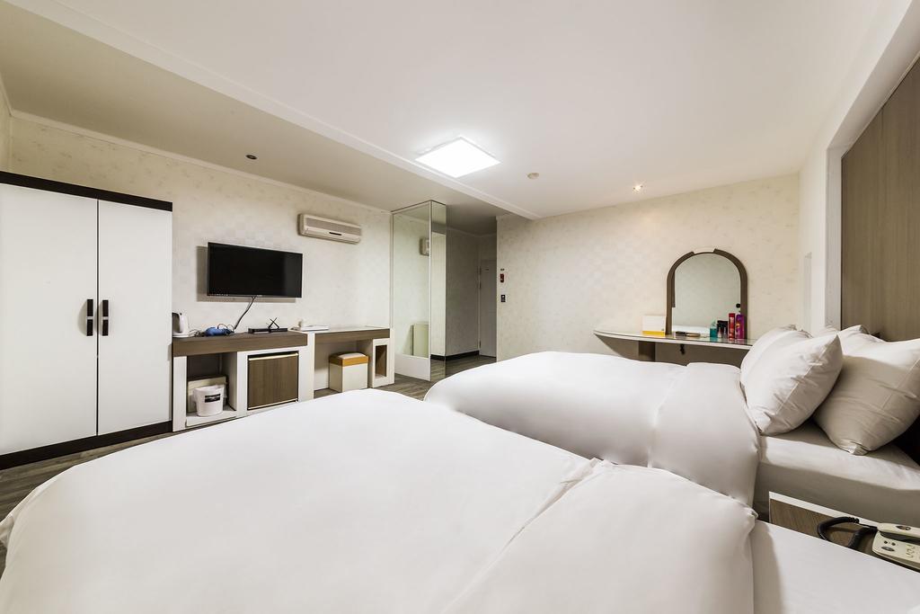 Hotel Tate Suwon Bagian luar foto