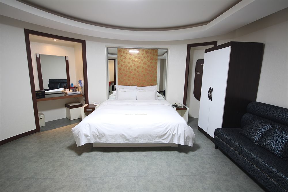 Hotel Tate Suwon Bagian luar foto