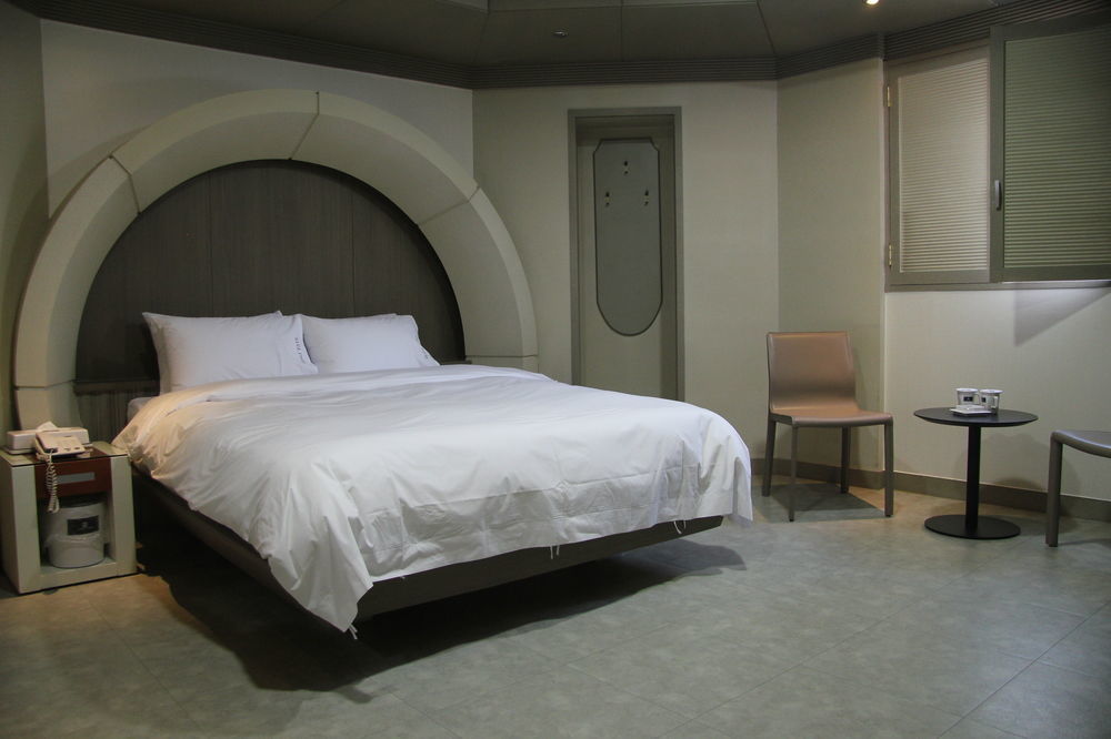 Hotel Tate Suwon Bagian luar foto