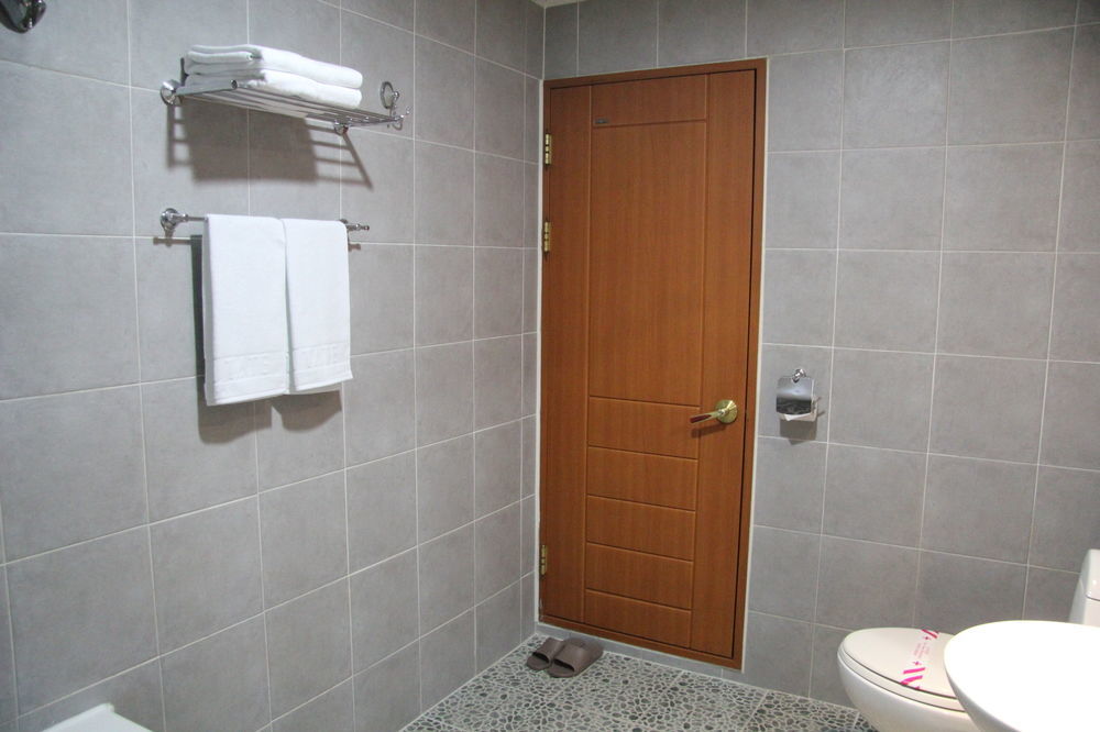 Hotel Tate Suwon Bagian luar foto