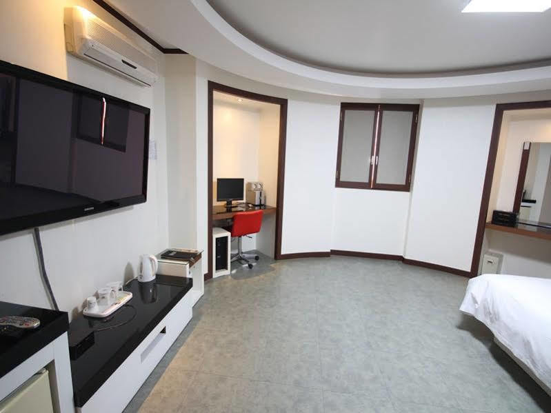 Hotel Tate Suwon Bagian luar foto