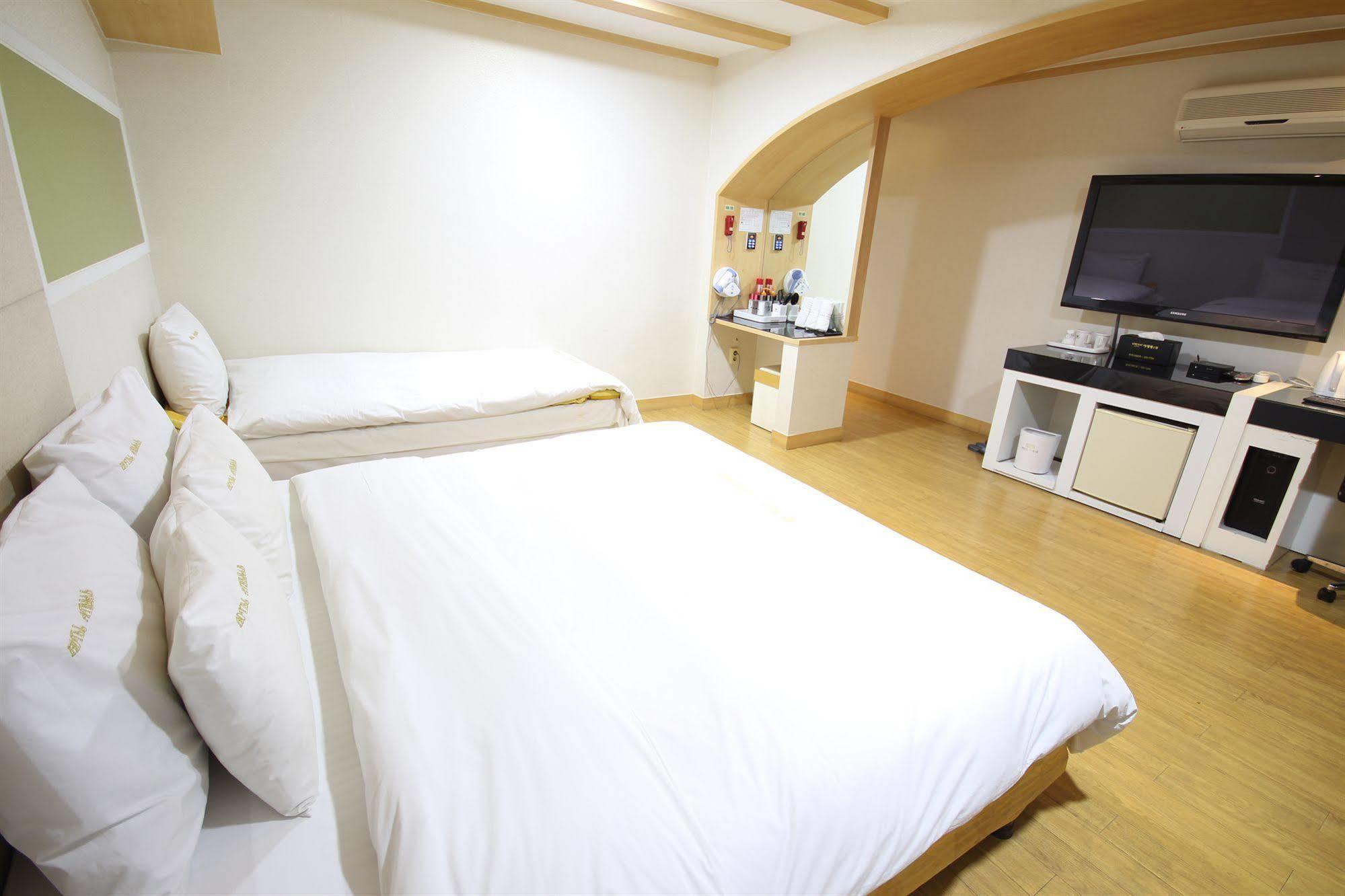 Hotel Tate Suwon Bagian luar foto