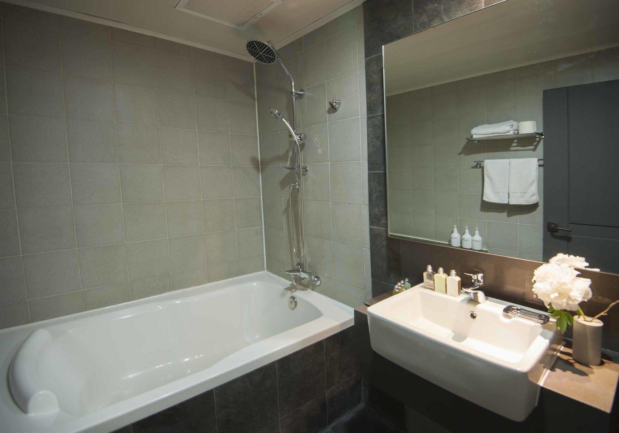 Hotel Tate Suwon Bagian luar foto