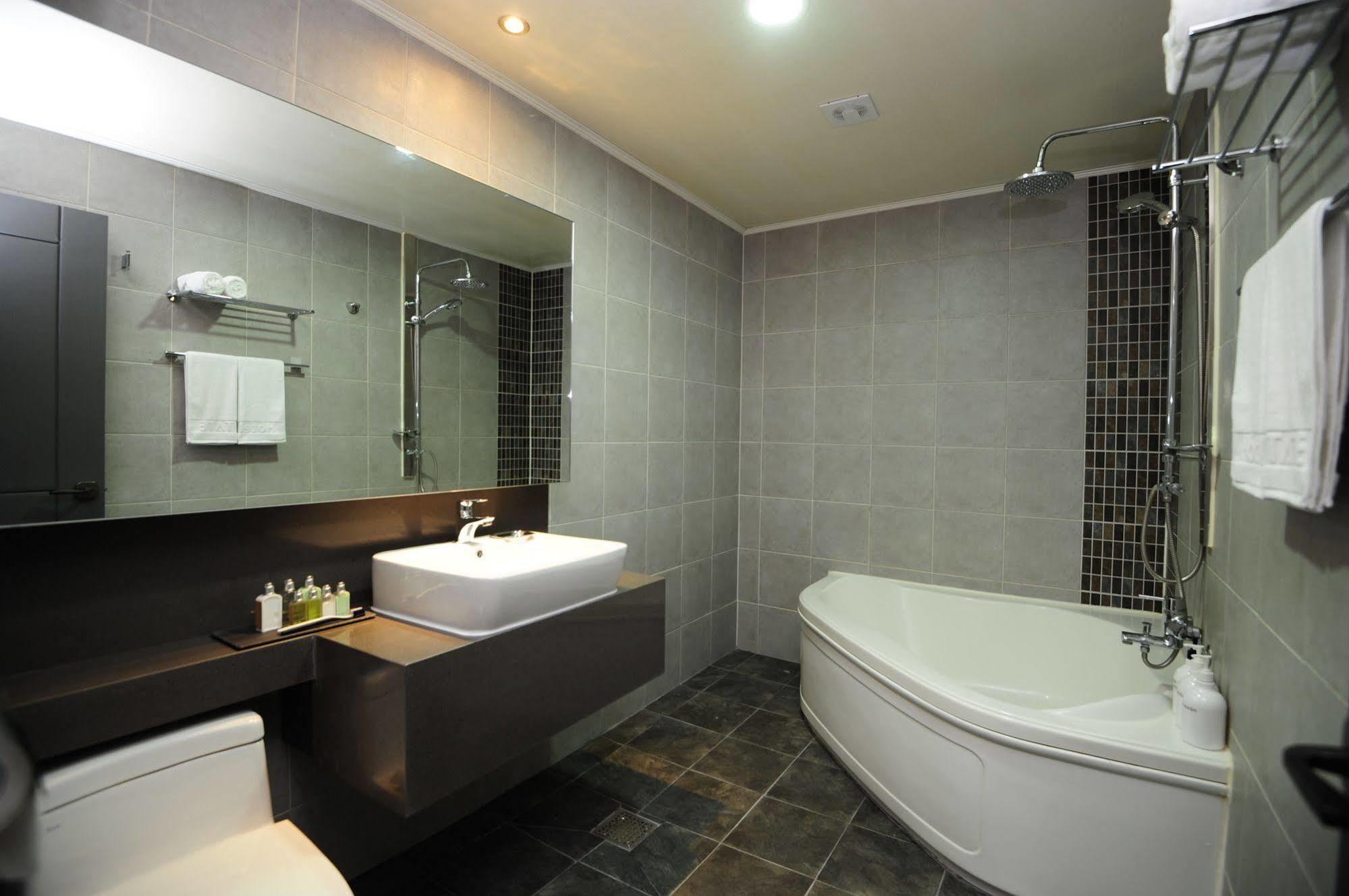 Hotel Tate Suwon Bagian luar foto
