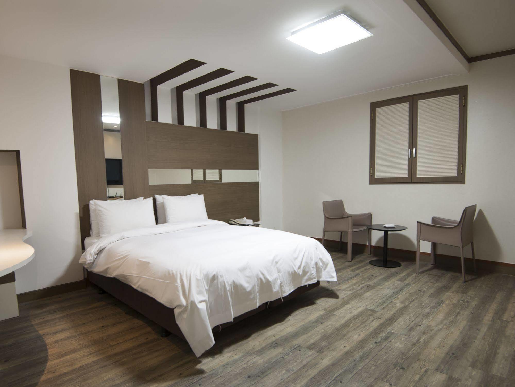 Hotel Tate Suwon Bagian luar foto