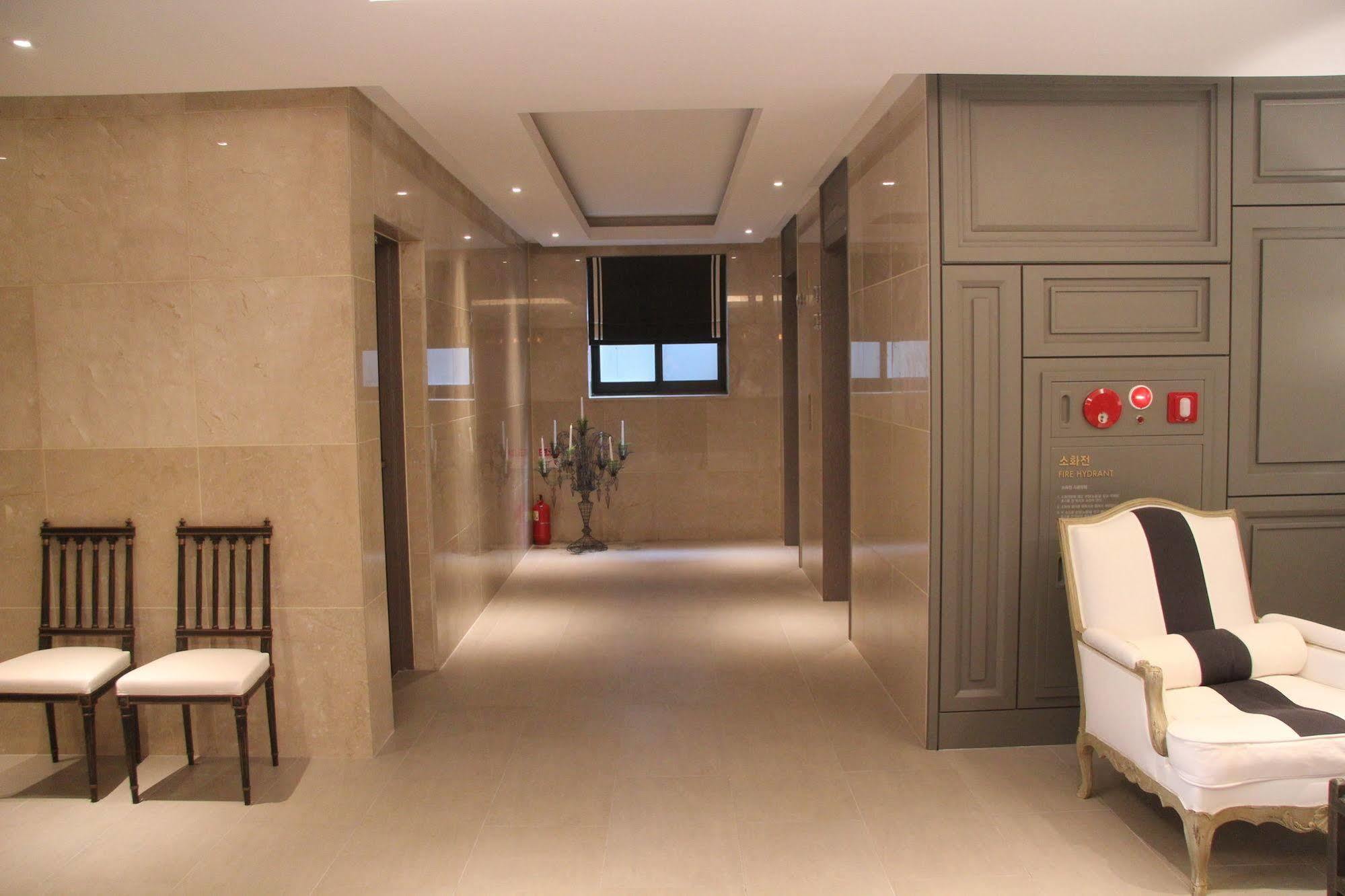 Hotel Tate Suwon Bagian luar foto