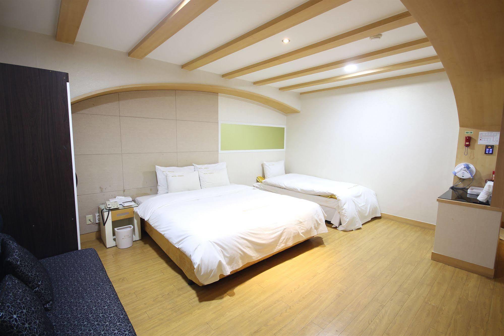 Hotel Tate Suwon Bagian luar foto